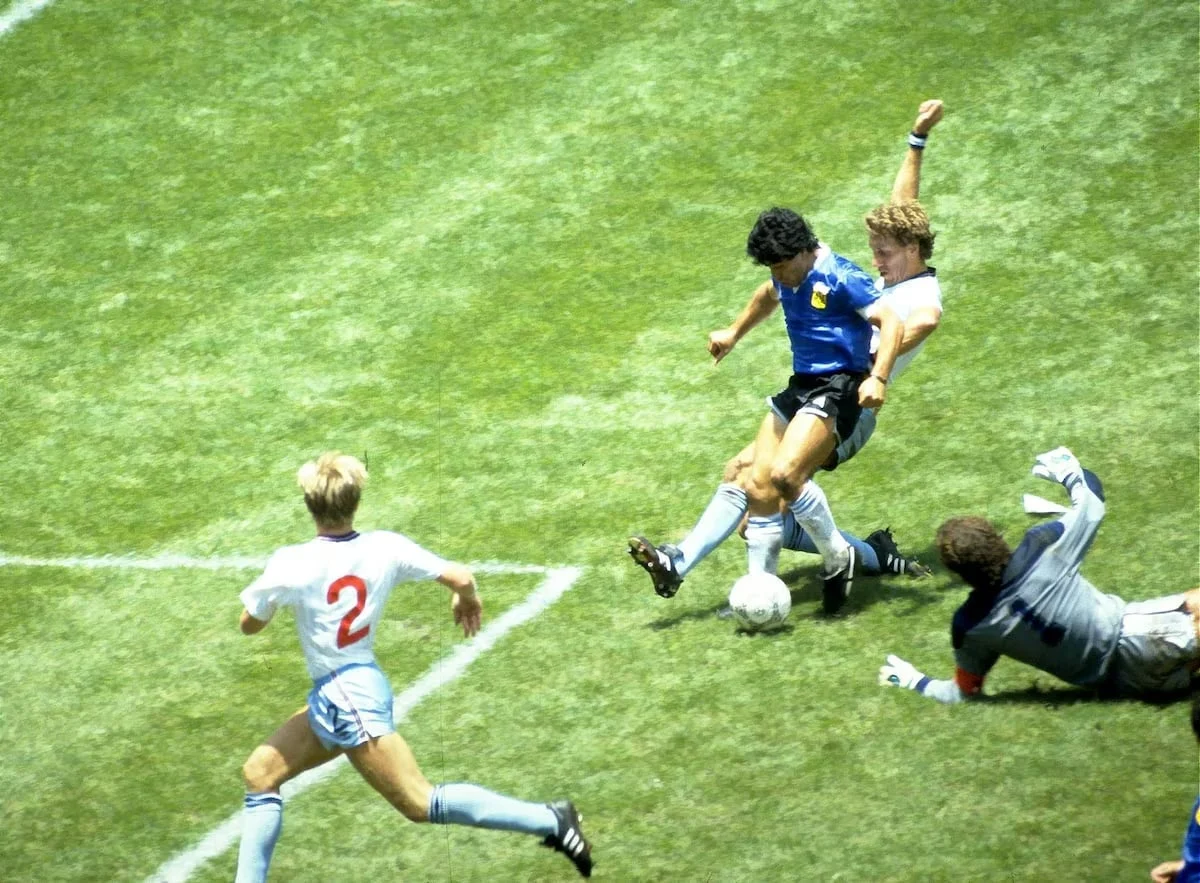Maradona ghi siêu phẩm vào lưới Anh tại World Cup 1986, khi đi bóng từ giữa sân, vượt qua 5, 6 cầu thủ đối phương. Ảnh: FIFA.