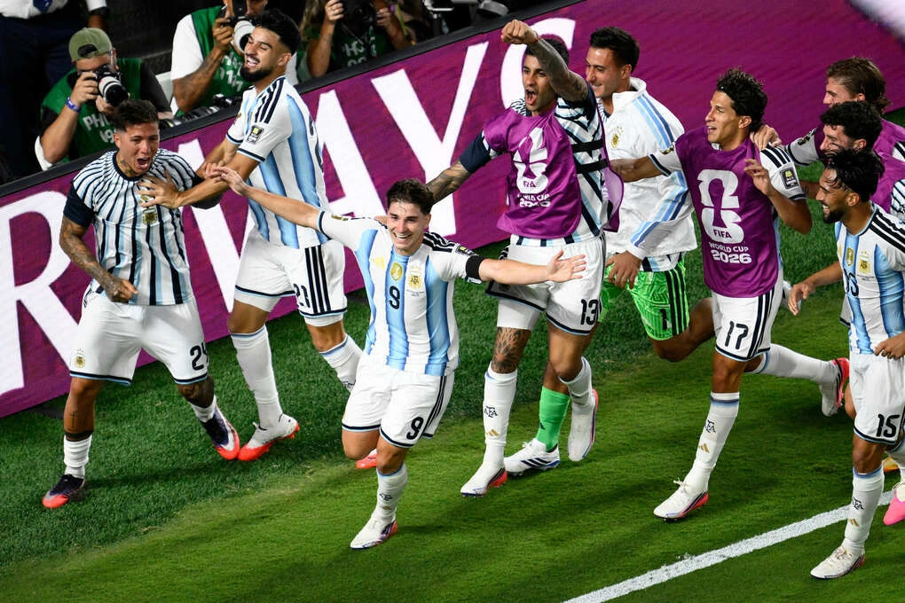 أعربت الصحافة البريطانية عن قلقها من تحيز الحكام الأمريكيين والاتحاد الدولي لكرة القدم (فيفا) لصالح الأرجنتين - 2 Báo giới Anh lo lắng trọng tài Mỹ và FIFA thiên vị Argentina - 2