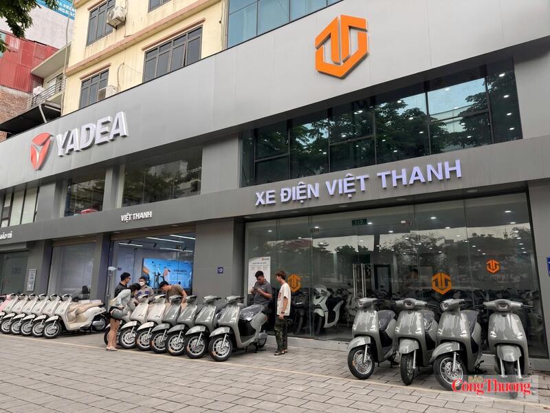 تم تخفيض أسعار الدراجات الكهربائية من شركة Viet Thanh بما يصل إلى 3.75 مليون دونغ فيتنامي لموسم العودة إلى المدارس. 6 يتم عرض العديد من طرازات المركبات الكهربائية المشاركة في البرنامج المدعوم للطلاب في نظام المركبات الكهربائية في فيت ثانه.
