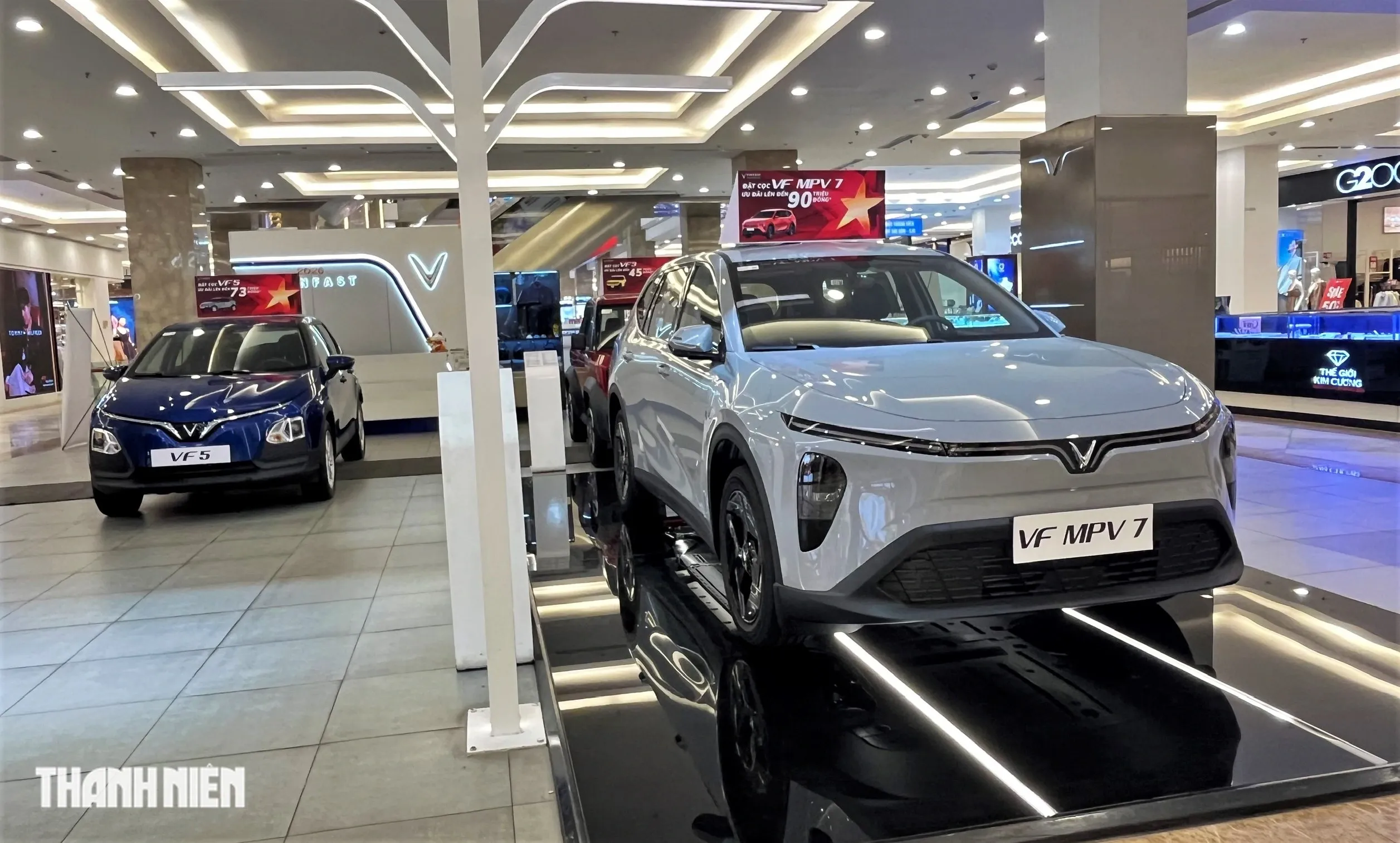 قامت شركة VinFast بتعديل أسعار السيارات الكهربائية، حيث أصبح سعر سيارة VF 5 الآن حوالي 470 مليون دونغ فيتنامي فقط. 6 قامت شركة VinFast بتخفيض أسعار طرازاتها الرائدة من السيارات الكهربائية بشكل كبير، حيث أصبح سعر VF 5 الآن حوالي 470 مليون دونغ فيتنامي فقط - الصورة 2.