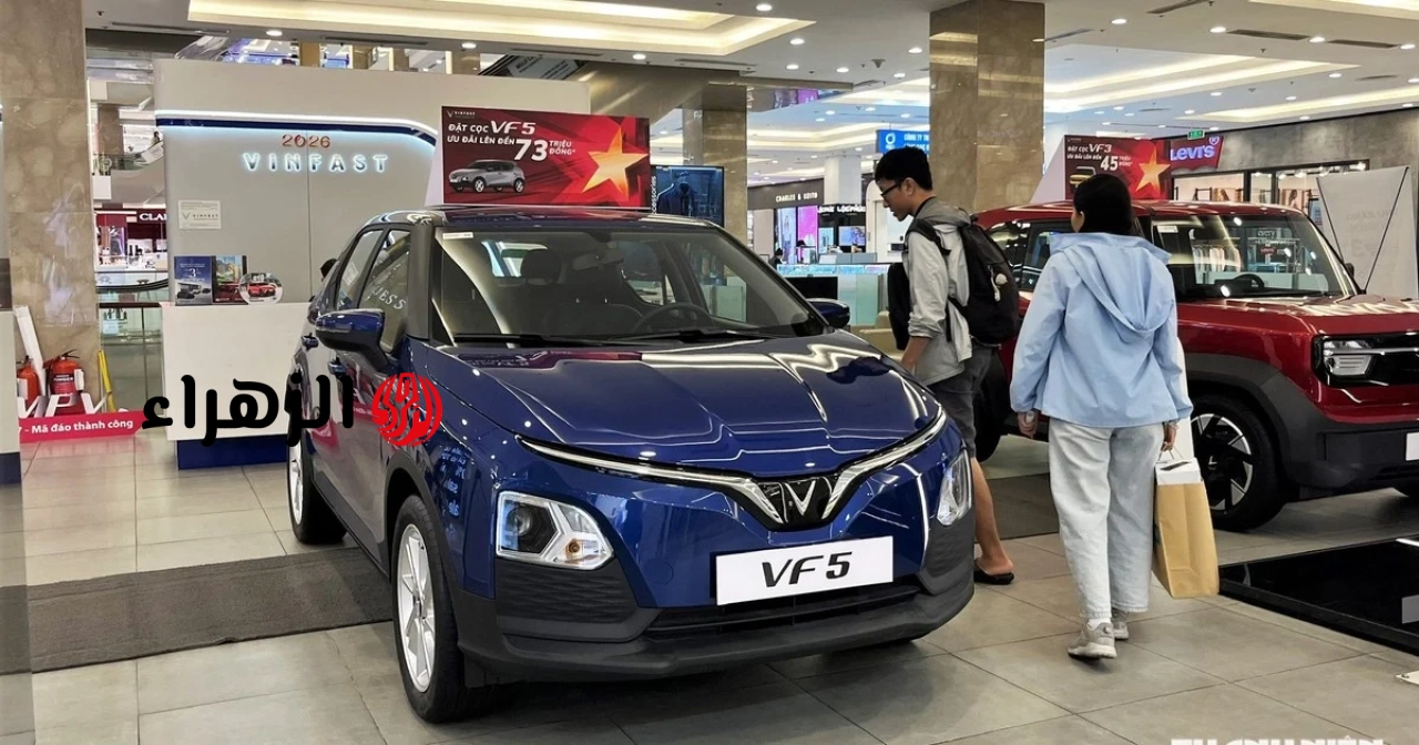 قامت شركة VinFast بتعديل أسعار السيارات الكهربائية، حيث أصبح سعر سيارة VF 5 الآن حوالي 470 مليون دونغ فيتنامي فقط.