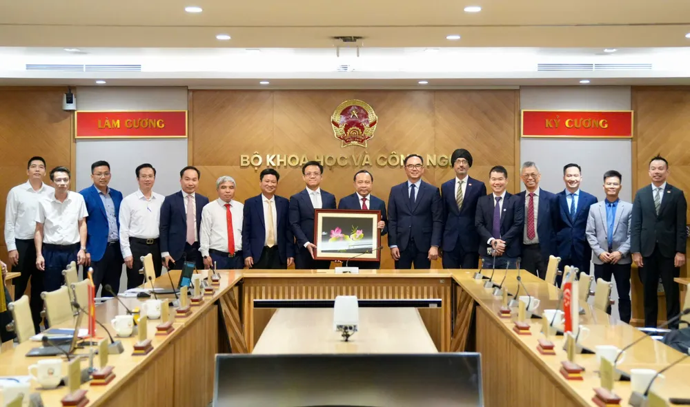 وزير العلوم والتكنولوجيا فو هاي كوان والوفد المشارك في جلسة العمل. الصورة: وزارة العلوم والتكنولوجيا Anh KH-CN Trung tam SXTT 1.jpg