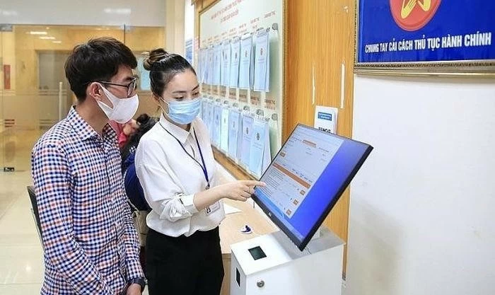 إتقان النظام الرقمي من أجل الناس: عدم ترك أي شخص خلف الركب في تدفق البيانات. Hoàn thiện thể chế số vì người dân: Không để ai bị lại trong dòng chảy dữ liệu