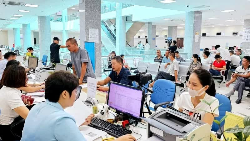 إتقان النظام الرقمي من أجل الناس: عدم ترك أي شخص خلف الركب في تدفق البيانات. Hoàn thiện thể chế số vì người dân: Không để ai bị bỏ lại trong dòng chảy dữ liệu