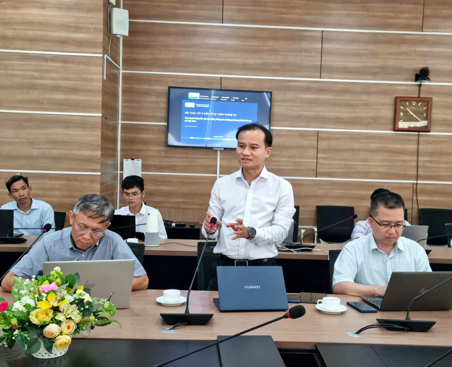 تخطيط الترددات لأنظمة الاتصالات بالسكك الحديدية عالية السرعة. 9 الخبير نغوين دوي لام، مدير أول للمنتجات في شركة هواوي فيتنام. الصورة: CTS