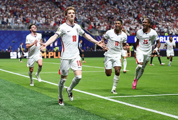 إنجلترا 1-1 الأرجنتين: إنزو فرنانديز يسجل هدفاً رائعاً بعد تمريرة من ميسي. 6 أصبح أنتوني جوردون بطلاً لإنجلترا بعد تسجيله هدفاً دقيقاً من عرضية من الجناح الأيمن بواسطة مورغان روجرز.