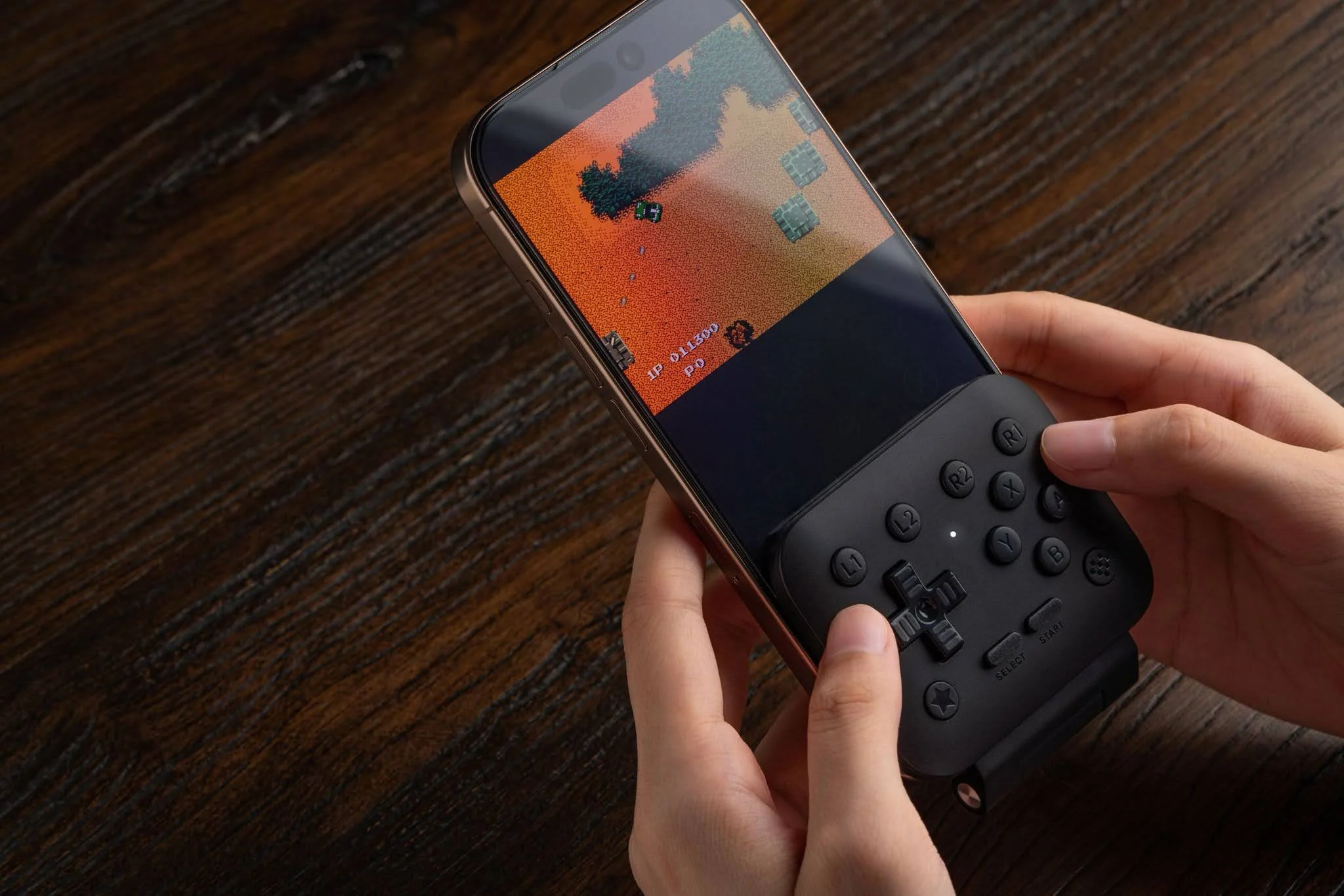 أطلقت 8BitDo جهاز FlipPad: وحدة تحكم ألعاب قابلة للطي للهواتف الذكية، بسعر 30 دولارًا 7 يُباع الإصدار الأسود من EDC حصريًا على متجر 8BitDo الإلكتروني.
