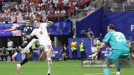 أعربت الصحافة البريطانية عن أسفها بعد الهزيمة أمام الأرجنتين: "كان منتخب الأسود الثلاثة قريباً جداً من النهائي، لكنهم سمحوا لميسي بإغلاق الباب أمامهم". 7 تألق أنتوني جوردون بشكل لافت، مانحاً إنجلترا التقدم على الأرجنتين في نصف نهائي كأس العالم 2026.