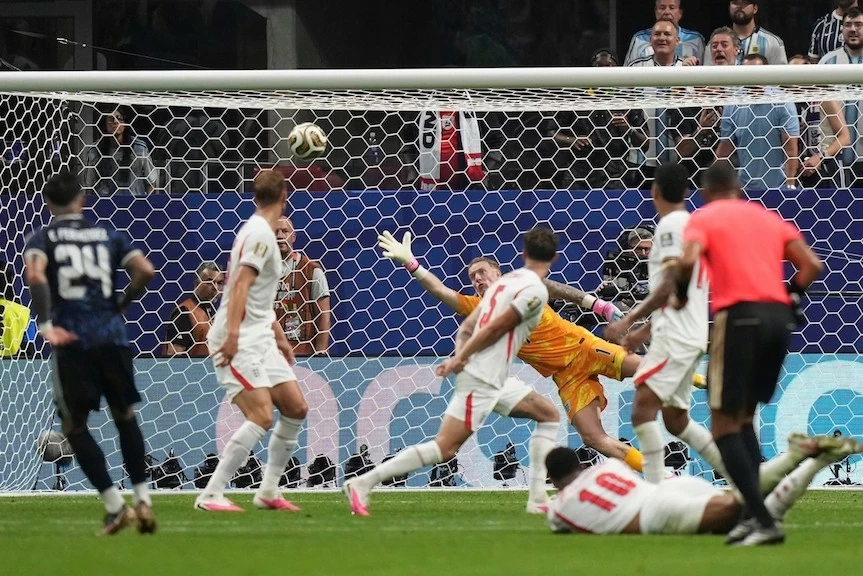نتائج كأس العالم لكرة القدم 2026: الأرجنتين 2-0 إنجلترا: ميسي يقدم تمريرتين رائعتين حيث تعود الأرجنتين من التأخر لتفوز على إنجلترا وتصل إلى النهائي. Kết quả bóng đá World Cup 2026: Argentina 2-0 Anh: Messi lập cú đúp kiến tạo đỉnh cao, Argentina ngược dòng đánh bại tuyển Anh để vào chung kết