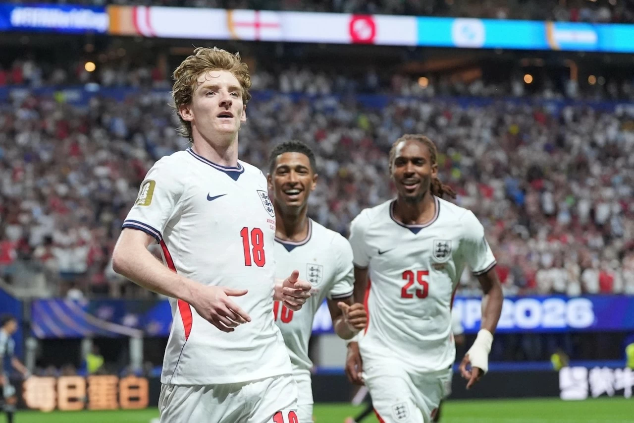 نتائج كأس العالم لكرة القدم 2026: الأرجنتين 2-0 إنجلترا: ميسي يقدم تمريرتين رائعتين حيث تعود الأرجنتين من التأخر لتفوز على إنجلترا وتصل إلى النهائي. Kết quả bóng đá World Cup 2026: Argentina 2-0 Anh: Messi lập cú đúp kiến tạo đỉnh cao, Argentina ngược dòng đánh bại tuyển Anh để vào chung kết