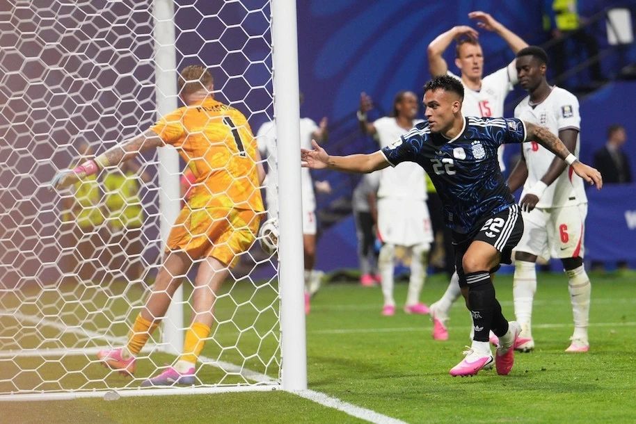 نتائج كأس العالم لكرة القدم 2026: الأرجنتين 2-0 إنجلترا: ميسي يقدم تمريرتين رائعتين حيث تعود الأرجنتين من التأخر لتفوز على إنجلترا وتصل إلى النهائي. Kết quả bóng đá World Cup 2026: Argentina 2-0 Anh: Messi lập cú đúp kiến tạo đỉnh cao, Argentina ngược dòng đánh bại tuyển Anh để vào chung kết