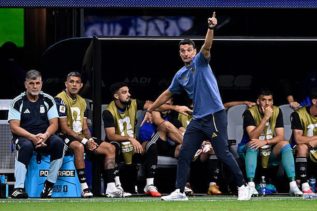 فن ميسي في المشي ومهارة التبديلات من المدرب سكالوني - 2 Nghệ thuật đi bộ của Messi và đẳng cấp thay người từ HLV Scaloni - 2