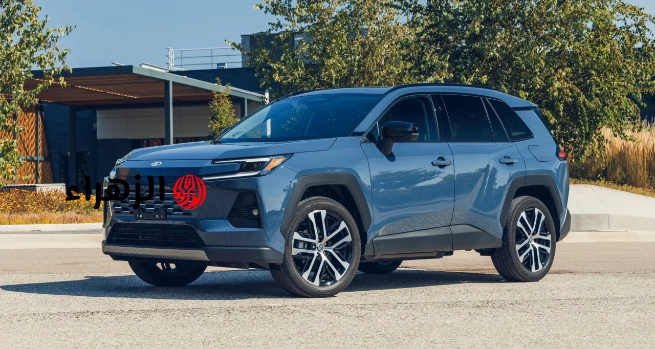 بينما يزداد حجم منافسيها باستمرار، فإن سيارة تويوتا RAV4 موديل 2026 تسير عكس هذا الاتجاه.