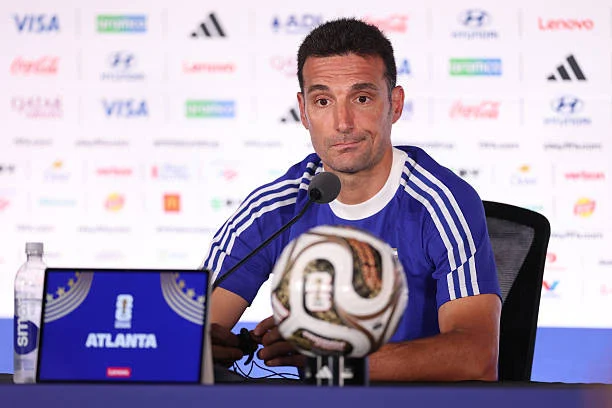 الأرجنتين وإسبانيا: عندما يصبح الإيمان المطلق سلاحاً للدفاع عن لقب كأس العالم. 9 المدرب ليونيل سكالوني خلال جلسة تدريب تكتيكي.