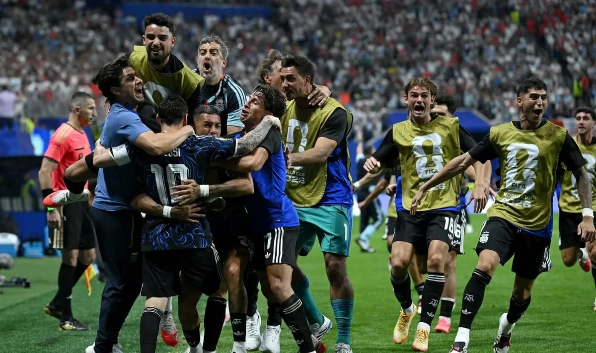 انفجر المنتخب الأرجنتيني فرحاً بعد فوزه على إنجلترا في نصف النهائي. الصورة: فيفا. Niềm vui vỡ òa của đội tuyển Argentina sau khi vượt qua Anh ở bán kết. Ảnh: FIFA.