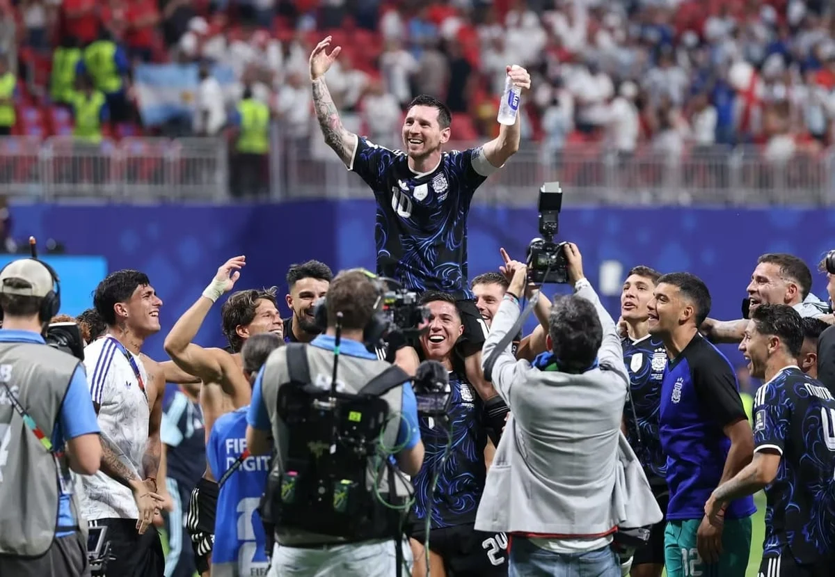 يواصل ميسي وزملاؤه تحطيم سلسلة من الأرقام القياسية في كأس العالم. الصورة: فيفا. Messi cùng đồng đội tiếp tục xô đổ một loạt kỷ lục World Cup. Ảnh: FIFA.