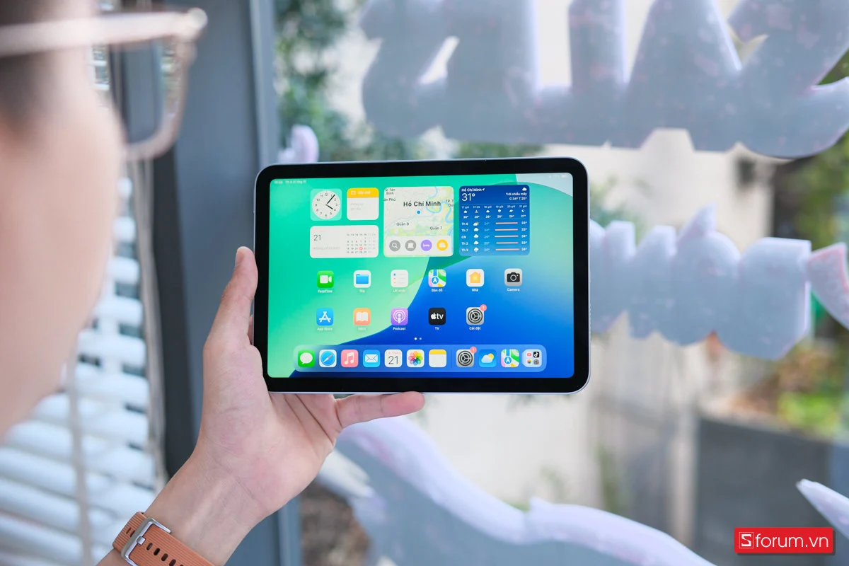 أعلنت شركة آبل رسمياً عن إطلاق جهاز iPad mini 7 المُجدد: توفير في التكاليف مقابل أداء معالج A17 Pro. 7 توفر شريحة A17 Pro أداءً قويًا في المعالجة لجهاز iPad mini 7.