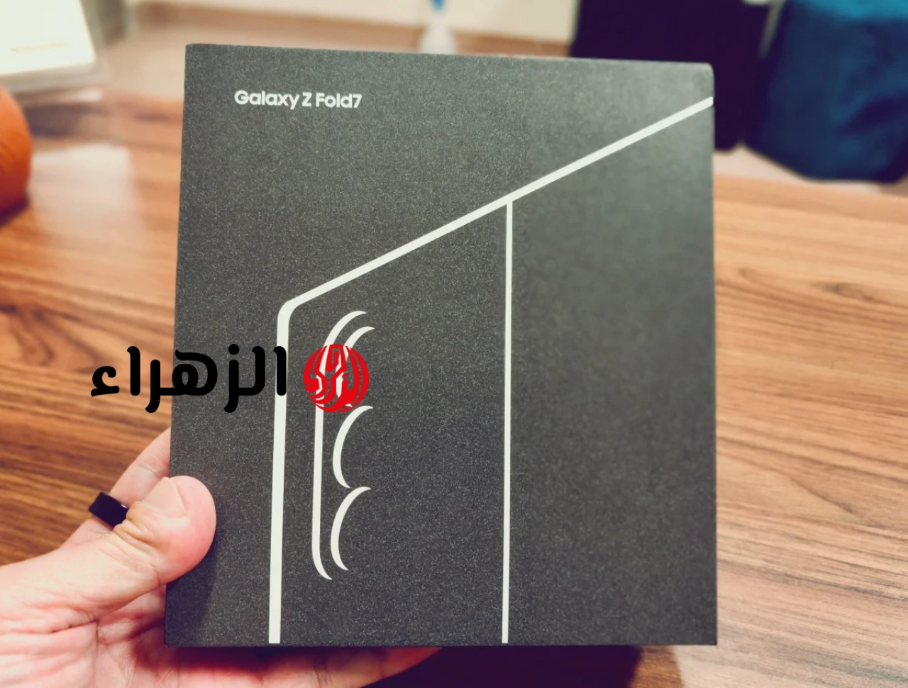أسعار الهواتف القابلة للطي ترتفع في فيتنام، لتتجاوز 60 مليون دونغ فيتنامي.