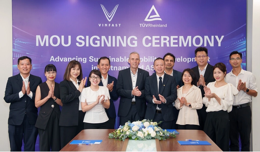 تتعاون شركة VinFast مع شركة TÜV Rheinland لتعزيز قدرات الاختبار في صناعة السيارات - 2 VinFast hợp tác với TÜV Rheinland, nâng cao năng lực kiểm thử cho ngành ô tô - 2