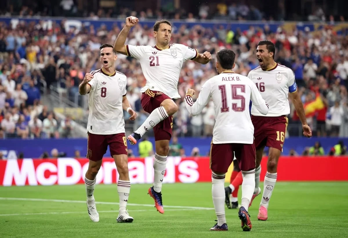 أويارزابال (رقم 21) هو حاليًا هداف إسبانيا الأول في كأس العالم 2026. الصورة: فيفا. Oyarzabal (số 21) đang là cầu thủ ghi nhiều bàn nhất cho Tây Ban Nha ở World Cup 2026. Ảnh: FIFA.