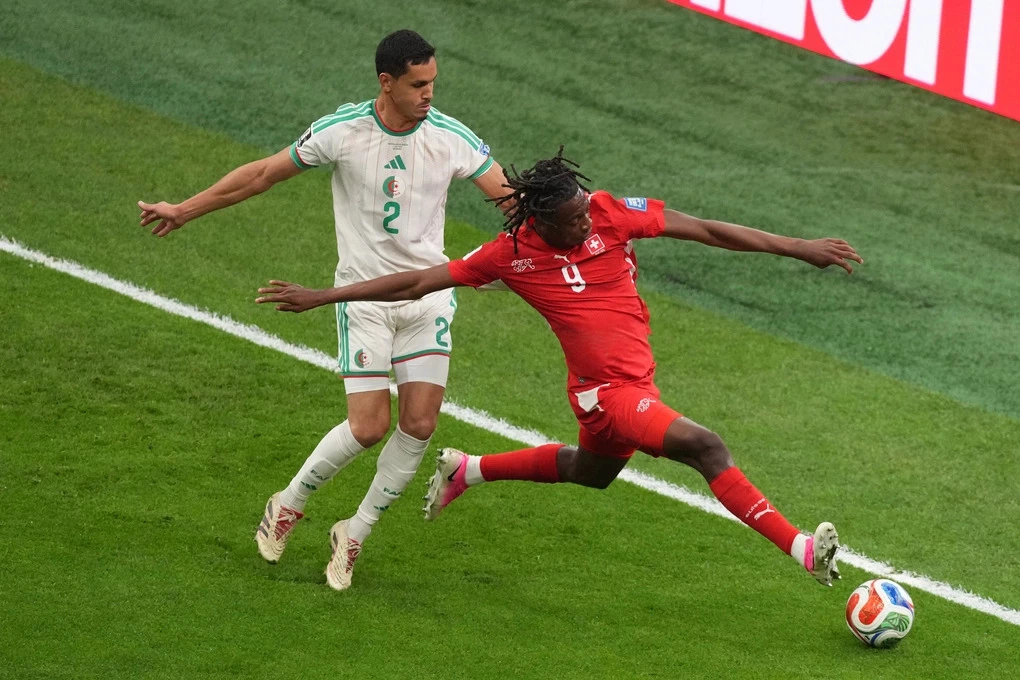 كأس العالم 2026: مستوحى من ملعب كرة القدم. 6 قدّم لاعب خط الوسط يوهان مانزامبي (رقم 9) تمريرة حاسمة في فوز سويسرا 2-0 على الجزائر في دور الـ16 من كأس العالم 2026.