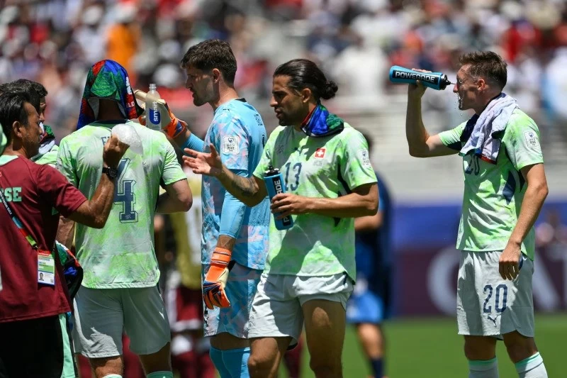 على هامش كأس العالم 2026: الجدل الدائر حول اقتراح الفيفا بمنح استراحة لشرب الماء بين الشوطين. Bên lề World Cup 2026: Tranh cãi xung quanh thời gian nghỉ uống nước giữa mỗi hiệp do FIFA ban hành
