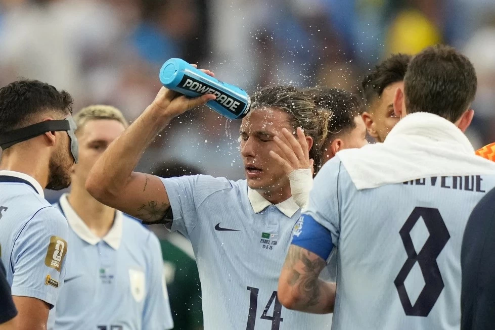 على هامش كأس العالم 2026: الجدل الدائر حول اقتراح الفيفا بمنح استراحة لشرب الماء بين الشوطين. Bên lề World Cup 2026: Tranh cãi xung quanh thời gian nghỉ uống nước giữa mỗi hiệp do FIFA ban hành