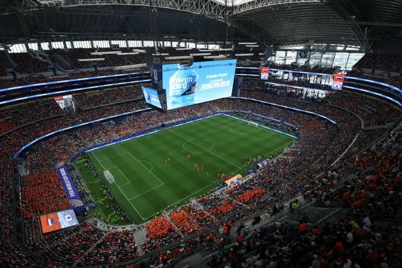 على هامش كأس العالم 2026: الجدل الدائر حول اقتراح الفيفا بمنح استراحة لشرب الماء بين الشوطين. Bên lề World Cup 2026: Tranh cãi xung quanh thời gian nghỉ uống nước giữa mỗi hiệp do FIFA ban hành
