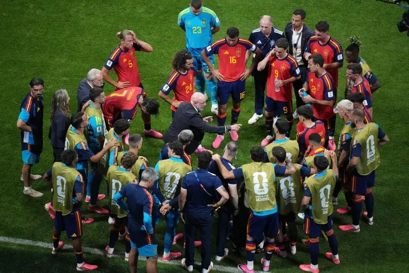 على هامش كأس العالم 2026: الجدل الدائر حول اقتراح الفيفا بمنح استراحة لشرب الماء بين الشوطين. Bên lề World Cup 2026: Tranh cãi xung quanh thời gian nghỉ uống nước giữa mỗi hiệp do FIFA ban hành