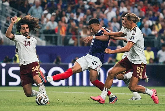 إسبانيا وعقليتها البطلة قبل نهائي كأس العالم 2026 ضد الأرجنتين. 9 قدم الدفاع الإسباني أداءً منضبطاً أمام فرنسا.