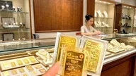 تم التحديث في الساعة 09:27 صباحًا، 18 يوليو 2026: ارتفعت أسعار الذهب بمقدار 300,000 إلى 1,000,000 دونغ فيتنامي، بينما شهد سوق دوجي هانوي انخفاضًا قدره 133,750,000 دونغ فيتنامي.