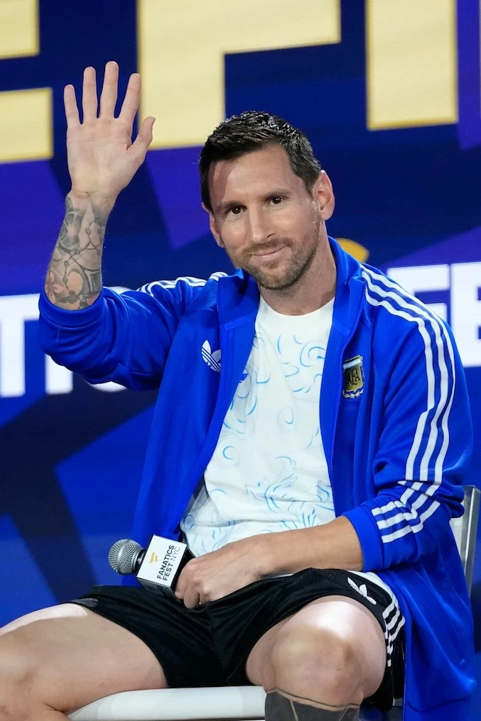 شارك ليونيل ميسي أفكاره قبل نهائي كأس العالم: ستبذل الأرجنتين كل ما في وسعها للدفاع عن لقبها. Lionel Messi chia sẻ trước trận Chung kết World Cup: Argentina sẽ cống hiến tất cả để bảo vệ ngôi vương