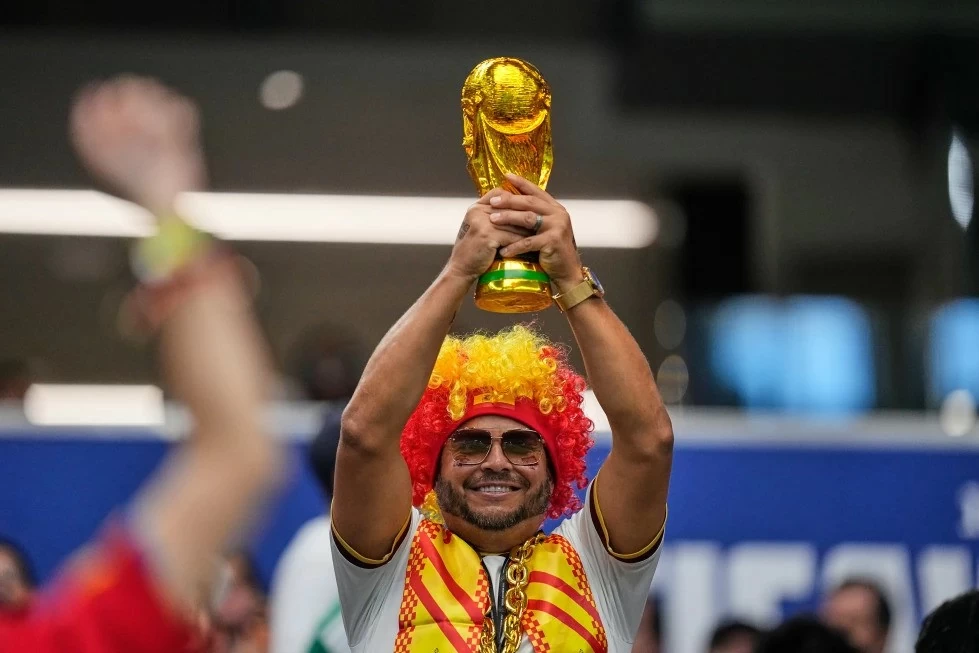 من ورشة نحت في ميلانو إلى الرمز الخالد لكأس العالم: قصص رائعة عن الكأس الذهبية المرموقة. Từ xưởng điêu khắc ở Milan đến biểu tượng bất tử của World Cup: Những câu chuyện thú vị về chiếc cúp vàng danh giá