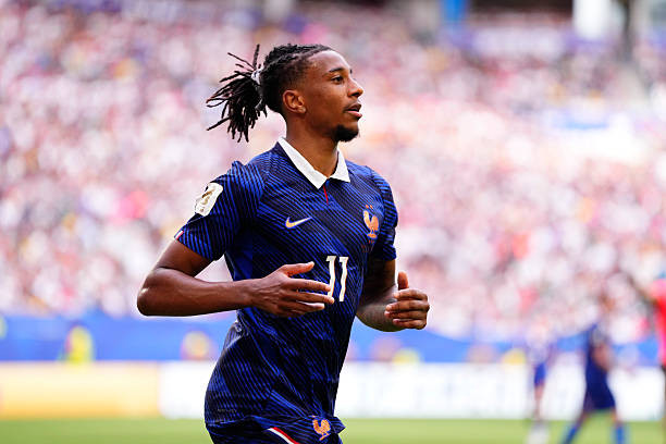 مبابي يحطم رقماً قياسياً في كأس العالم بينما ينهار دفاع فرنسا أمام إنجلترا. 9 بذل مايكل أوليس جهداً لخلق تمريرة حاسمة في المباراة بين فرنسا وإنجلترا.