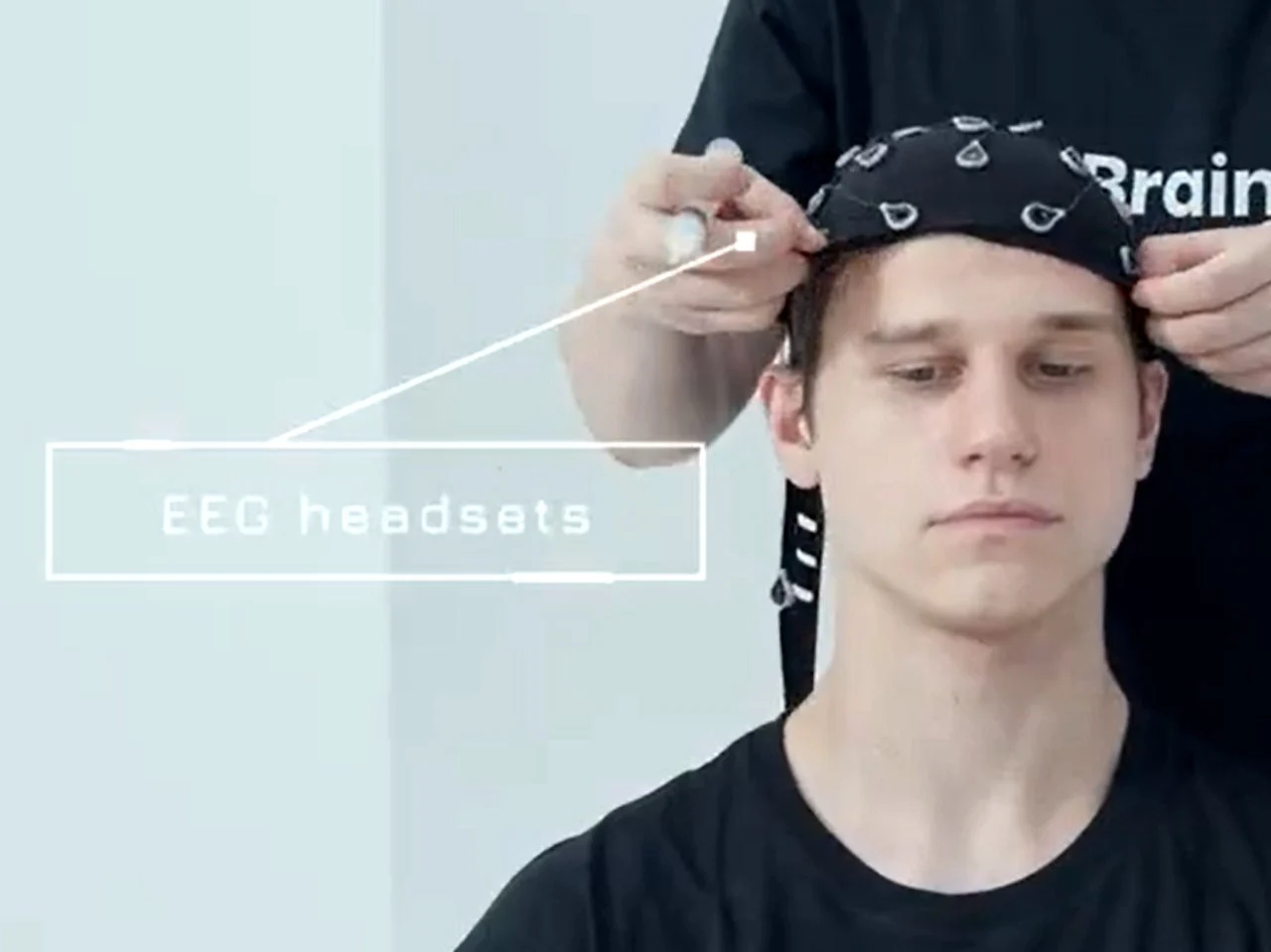 فك شفرة تقنية الروبوت التي يتم التحكم فيها عن طريق التفكير من شركة BrainCo: مستقبل واجهات الدماغ والحاسوب. 6 خوذة تخطيط الدماغ الكهربائي (EEG) تقرأ الإشارات من الأفكار للتحكم في الروبوت عن بعد.