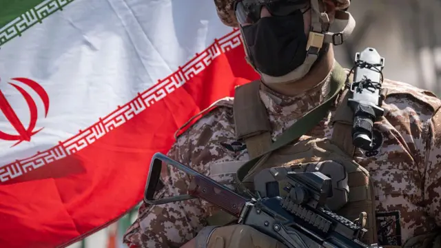 الرد المزلزل القاذفات الأمريكية تضرب إيران لمعاقبة الحرس الثوري بعد مقتل جنديين أمريكيين 4 إيران تدمر مركز للجيش الأمريكي