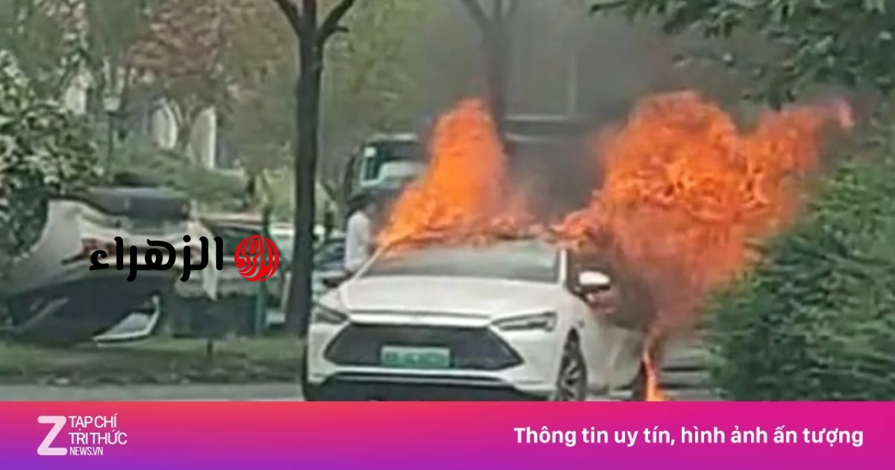 حادث متعدد المركبات: شاحنة BYD PHEV احترقت بالكامل.