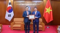 تم تقديم الميدالية التذكارية للسلام والصداقة بين الأمم إلى السفير تشوي يونغ سام.