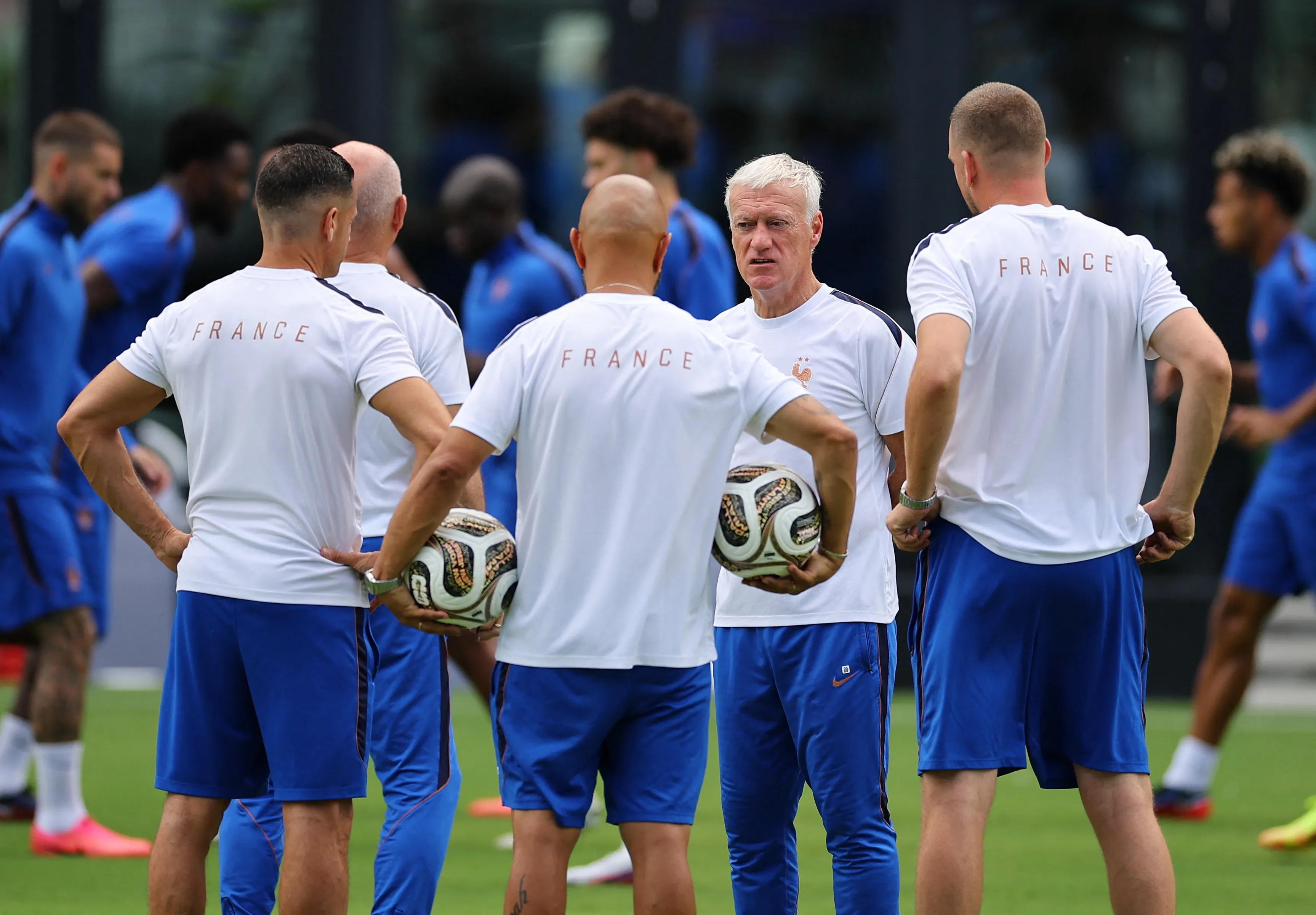 المدرب ديشامب و14 عامًا من تشكيل حقبة في كرة القدم الفرنسية. 6 المدرب ديشامب و14 عامًا من تشكيل حقبة من كرة القدم الفرنسية - الصورة 2.