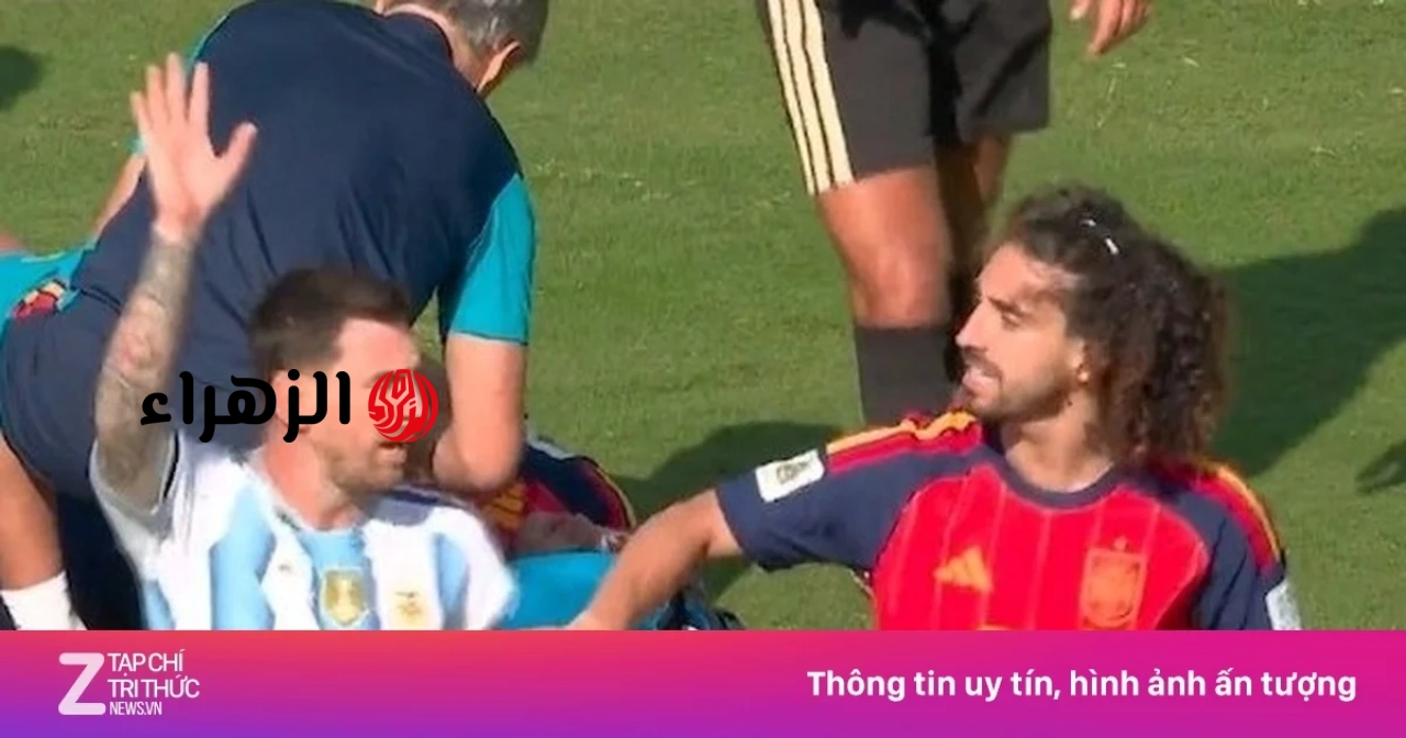 يطلب ميسي من الحكم أن يغطي فمه.
