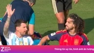 يطلب ميسي من الحكم أن يغطي فمه.