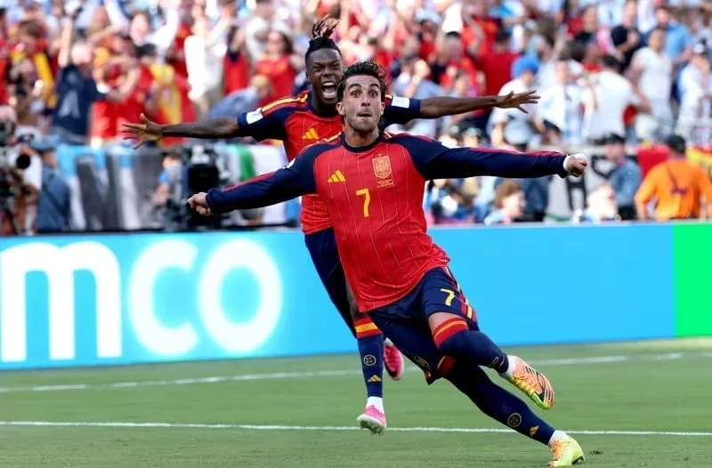 أصبح فيران توريس بطلاً للمنتخب الإسباني. الصورة: الفيفا. Ferran Torres trở thành người hùng của tuyển Tây Ban Nha. Ảnh:FIFA.