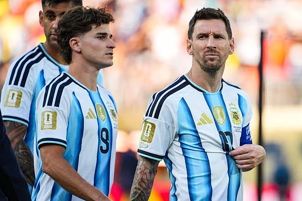 ستفوز إسبانيا بكأس العالم 2026 بعد فوز مثير على الأرجنتين. 6 بدا ليونيل ميسي منزعجاً بشكل واضح بعد نهائي كأس العالم 2026.