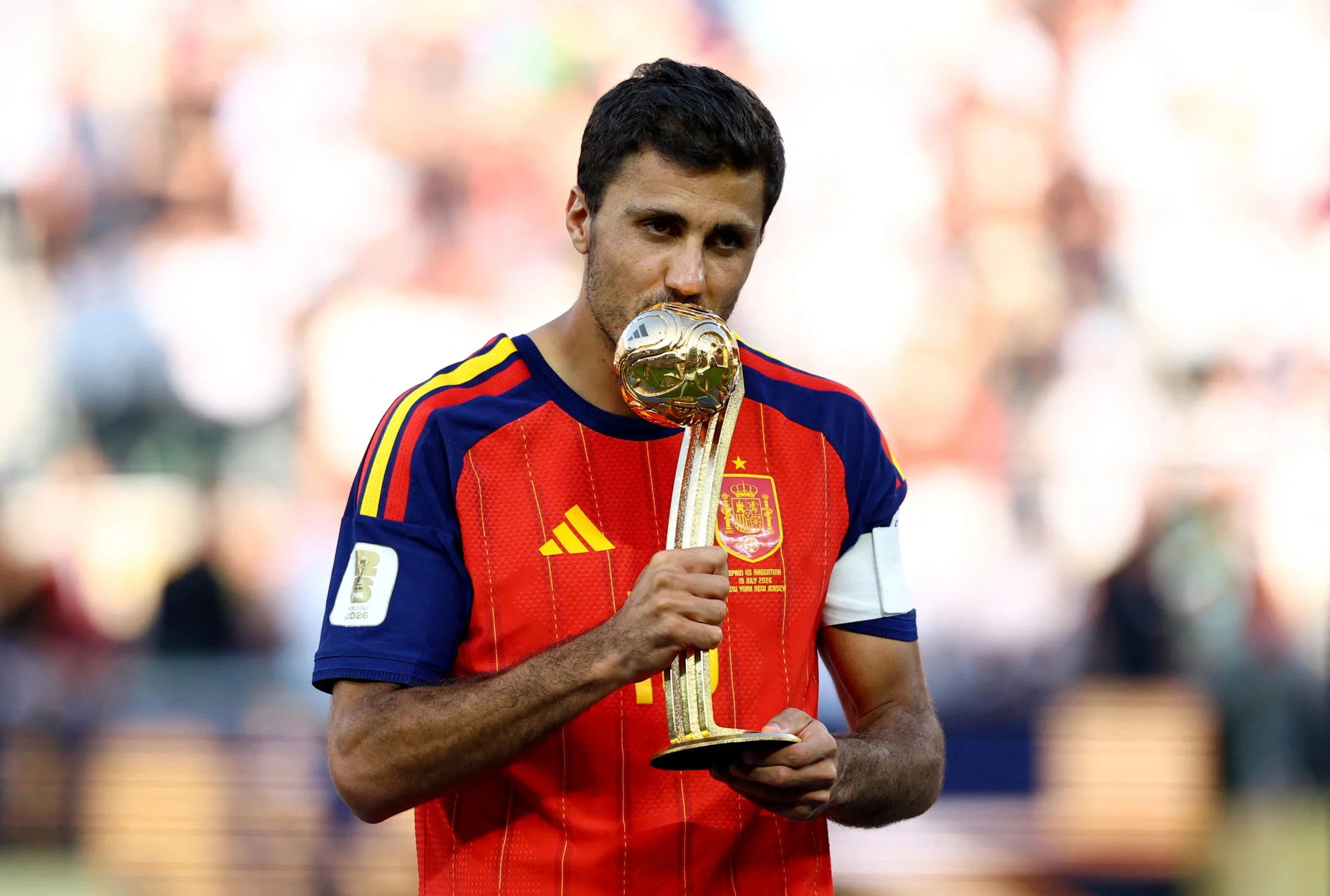 يكمل رودري مجموعته من الألقاب. Rodri ăn mừng chức vô địch World Cup 2026 cùng đồng đội