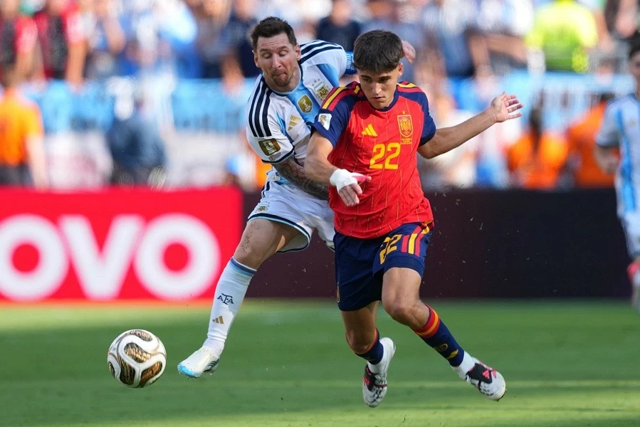 كان ميسي عاجزاً أمام إتقان إسبانيا: لم يتمكن Messi bất lực trước sự hoàn hảo của Tây Ban Nha: El Pulga đã không thể tạo nên phép màu cuối cùng