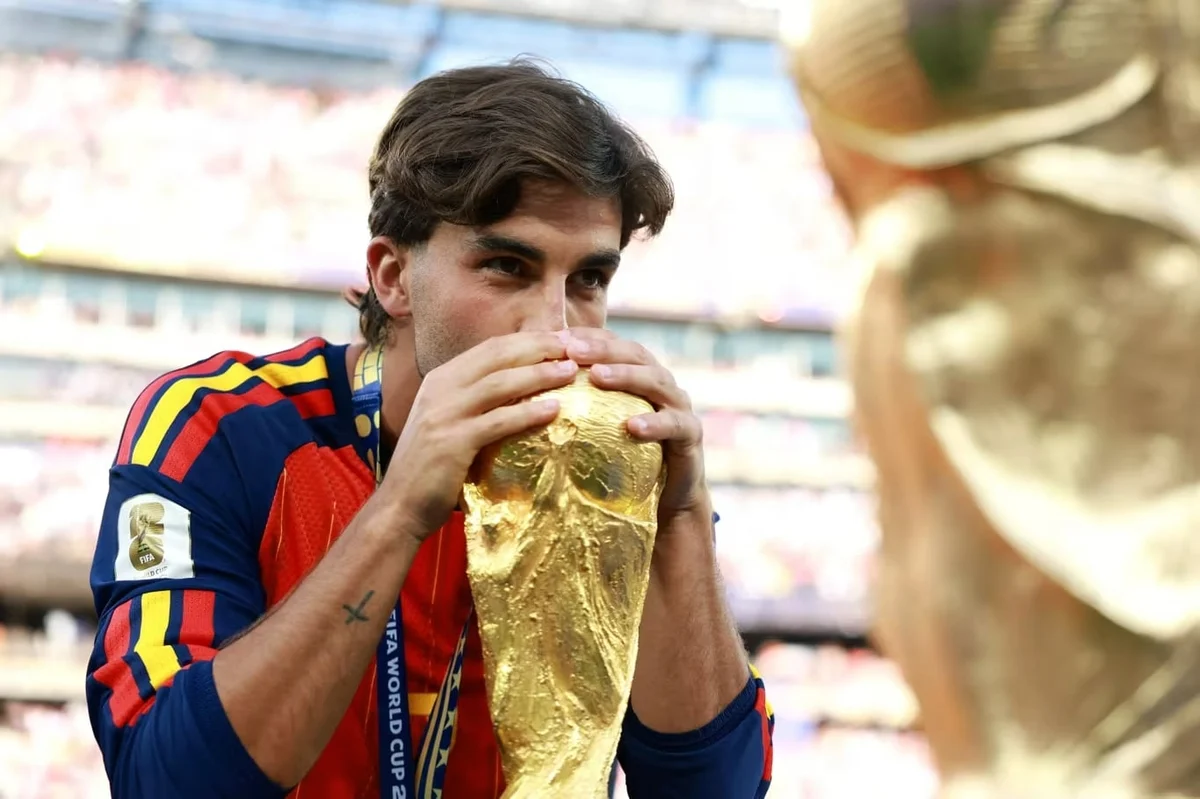 فيران توريس يقبّل كأس العالم. الصورة: الفيفا. Nụ hôn của Ferran Torres bên chiếc cúp vàng. Ảnh: FIFA.