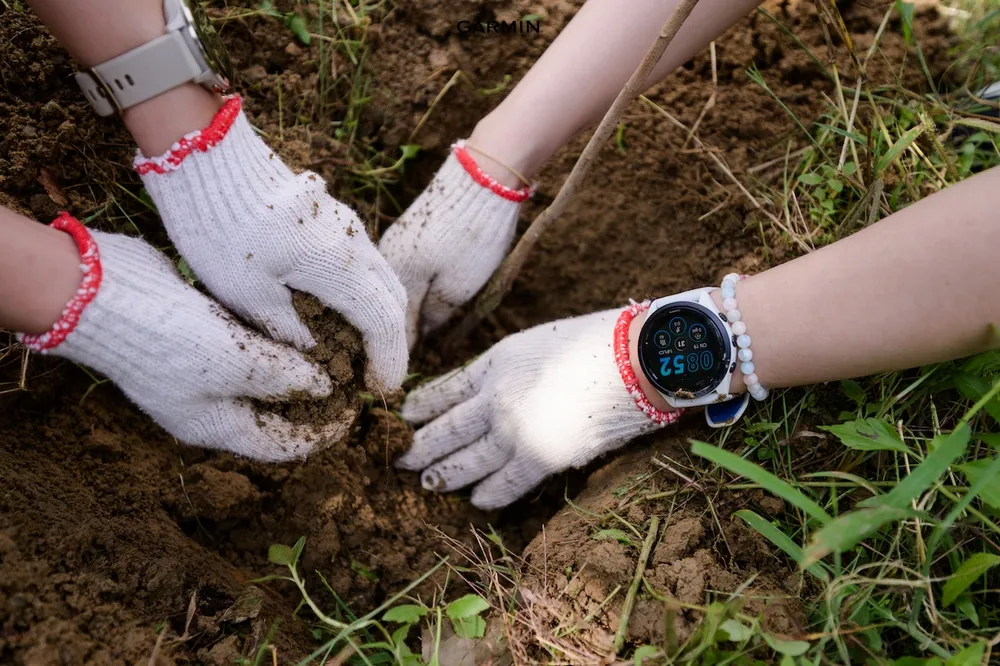 قامت شركة Garmin Vietnam والمجتمع الرياضي بزراعة 1000 شجرة. 6 صورة 4.jpg