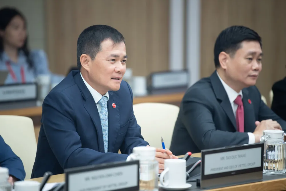 الفريق كاو دوك ثانغ يلقي كلمة في اجتماع العمل. الصورة: VHT Ông Tào Đức Thắng, Chủ tịch kiêm Tổng Giám đốc Tập đoàn Viettel.jpg