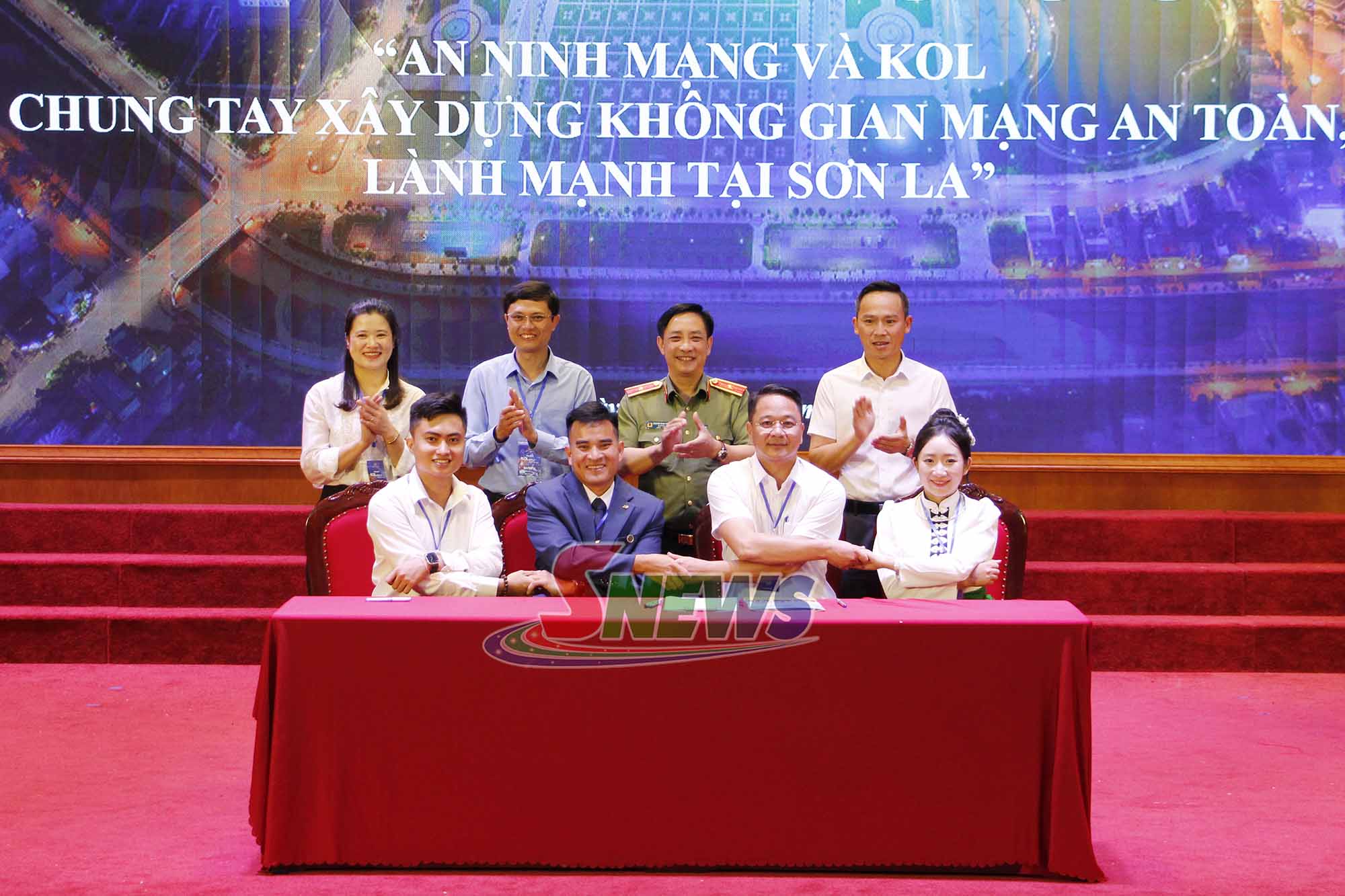 تتواصل شرطة سون لا مع المؤثرين الرئيسيين ومديري المواقع الإلكترونية لبناء بيئة آمنة عبر الإنترنت. 6 1784545397 633 تتواصل شرطة سون لا مع المؤثرين الرئيسيين ومديري المواقع الإلكترونية