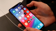كيفية عرض التقويم القمري على شاشة قفل جهاز iPhone 8 السر وراء النقطة الحمراء الوامضة على جهاز الآيفون.